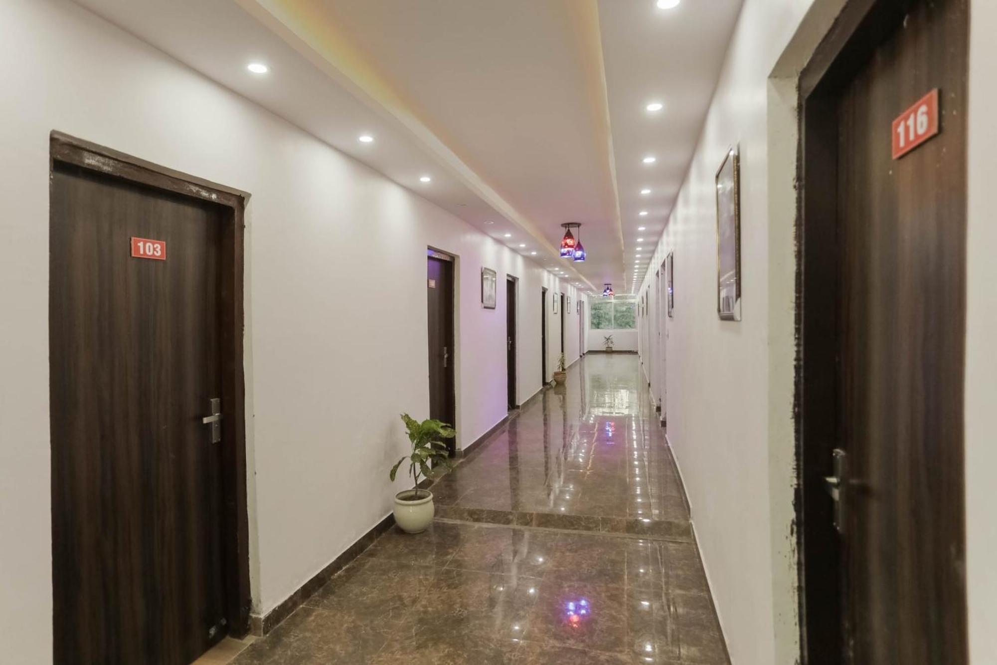 Hotel O Red Velvet Rooms & Banquet Faridabad Exterior photo